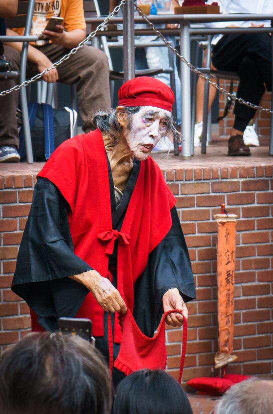 大道芸人 ギリヤーク尼ヶ崎さん87歳の青空舞踊公演 新宿三井ビル「55ひろば」 トマト屋のトッテダシ