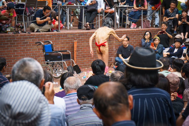 大道芸人 ギリヤーク尼ヶ崎さん87歳の青空舞踊公演 新宿三井ビル「55ひろば」 トマト屋のトッテダシ