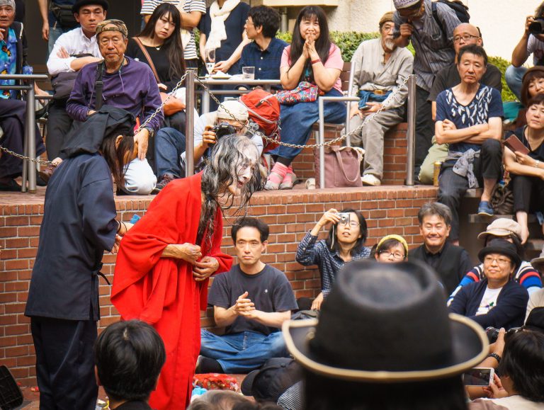 大道芸人 ギリヤーク尼ヶ崎さん87歳の青空舞踊公演 新宿三井ビル「55ひろば」 トマト屋のトッテダシ